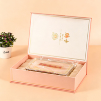 Boîte rigide pliante magnétique Off White avec logo personnalisé en relief et intérieur en satin pour l'emballage de coffrets cadeaux de produits de santé