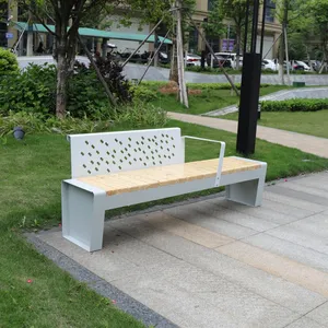 เก้าอี้ไม้แบบมีพนักพิงและที่จับสำหรับสวนเฟอร์นิเจอร์ในเมืองแบบทันสมัยม้านั่งในสวน