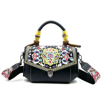 Sac à bandoulière rétro chic avec des motifs de broderie traditionnelle chinoise 2025