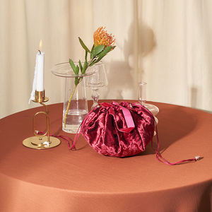 กระเป๋าหูรูดผ้าไหมกำมะหยี่แท้สำหรับฤดูหนาวโลโก้ปักลายแบบสัมผัสขนาด25นิ้ว - Product Image 1