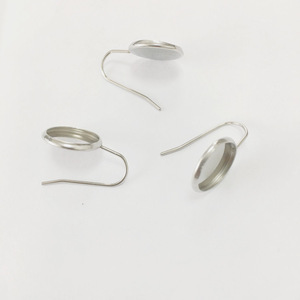 ถาดใส่ต่างหูสแตนเลสทรงกลมขนาดกลาง อุปกรณ์ทำเครื่องประดับ DIY พร้อมตะขอรูปตัวยู - Product Image 4