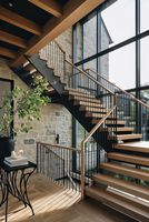 Escalier flottant moderne minimaliste sur mesure pour intérieur, escalier cantilever avec marches en bois massif, balustrade en verre et éclairage LED