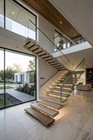 Escalier en colimaçon moderne de style minimaliste 2026 avec marches en bois massif pour projets résidentiels et villas