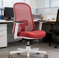 La chaise de bureau exécutive entièrement en mesh, conçue de manière ergonomique, est dotée d'un soutien lombaire réglable et d'une fonction de rotation.