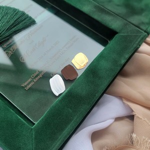 Personalisierte Hochzeitsmonogramm Smaragdgrüne Samt Luxus Hochzeitseinladungsbox Acryl-Hochzeitseinladungen in Box mit Quaste - Product Image 4