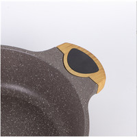 Marmites à soupe et à bouillon prêtes à être expédiées avec revêtement antiadhésif Marmite peu profonde en métal et aluminium 60 marron Europe avec manche en bois