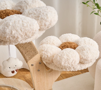 Arbre à chat écologique au design moderne Nuage de fleurs, avec poteaux à gratter en sisal en forme de pétales, jouet suspendu en peluche et poteaux en sisal
