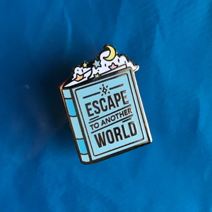 Escape to Another World Book Pin en émail dur Book Lover Gift Reader Metal Accessory Badge - Product Image 4