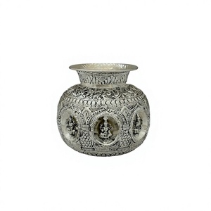 Estatuilla Pequeña de Ashtalakshmi Kalash con Tallado Fino - Product Image 1