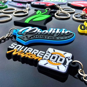 Tùy chỉnh 2D phim hoạt hình dễ thương thiết kế PVC Móc chìa khóa cao su mềm xe Keychain phụ kiện búp bê Túi ba lô Mặt dây chuyền - Product Image 1