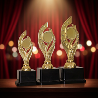 Trophée sportif en fibre plastique plaqué or avec motif étoile et base durable pour les jeux et les championnats