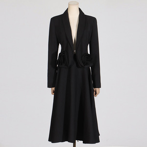 ชุดเซ็ต 2 ชิ้น เสื้อท่อนบนลายดอกไม้ 3 มิติ พร้อมกระโปรงทรงหลวมจีบระบาย สำหรับผู้หญิง แฟชั่นระดับพรีเมียม - Product Image 4