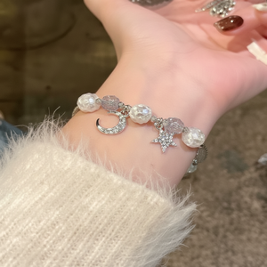 Vendita calda fatta a mano stile coreano minimalista di moda braccialetti di perle a cuore per ragazze di tendenza del prodotto all'ingrosso - Product Image 1