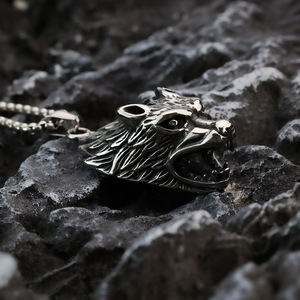 Yunnique – collier avec pendentif tête de loup en acier inoxydable pour hommes, style Hip Hop Viking, forme animale, design géométrique, bijoux à la mode - Product Image 4