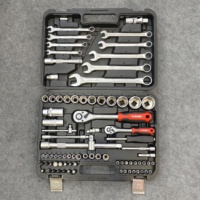 Ensemble d'outils de réparation automobile de 82 pièces du fabricant, comprenant un cliquet à 72 dents, un jeu de douilles en acier au chrome-vanadium et un kit de réparation.