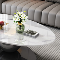 Table basse ovale contemporaine de luxe en pierre frittée marbrée, base sculpturale en métal noir, haut de gamme pour villa et maison