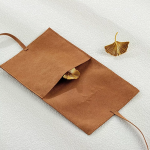 Sacs d'emballage pour bijoux de haute qualité avec logo personnalisé en relief, petits sacs en microfibre avec nœud papillon 8*8cm, pochette pour bijoux - Product Image 2
