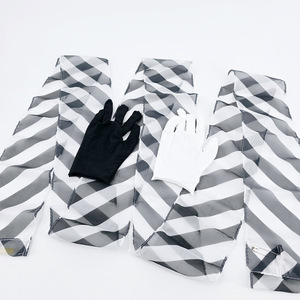 Guantes blancos y negros se transforman en bufandas de seda. Kingmagic, fabricante de accesorios de magia para escenarios, venta al por mayor, talento para fiestas y festivales - Product Image 4