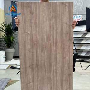 Revêtement mural en pierre flexible à grain de bois moderne - Écologique, ignifuge et imperméable pour une utilisation intérieure/extérieure dans les hôtels - Product Image 1