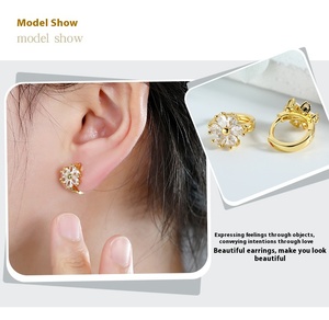 Juego De Aretes De Argolla Huggie Con Flor De Circonio En Latón Laminado Chapado En Oro De 18K, Venta Al Por Mayor Para Mujer, De Moda Y Éxito En Ventas Con Circonita Cúbica - Product Image 3