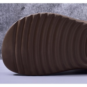 Scarpette leggere EVA Custom estate nuove Unisex tinta unita zoccolo pantofole impermeabili e comode da giardino da spiaggia essenziali pantofole - Product Image 4