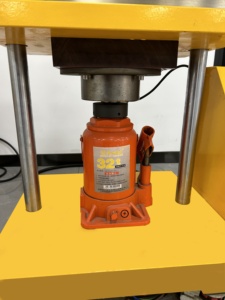 Presse manuelle de laboratoire pour la préparation d'échantillons de poudre et de granulés en applications de laboratoire - Product Image 4