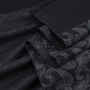 Sciarpa Invernale Formale in <span class=keywords><strong>Seta</strong></span> Spazzolata con Motivo Paisley Ondulato <span class=keywords><strong>Nero</strong></span> e Grigio, Sciarpa Jacquard Personalizzata per Uomo - Product Image 2