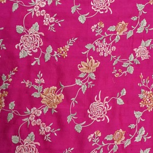 Tissu brodé et imprimé de haute qualité pour robes, tuniques, vêtements ethniques et décontractés pour femmes, disponible à la vente - Product Image 2