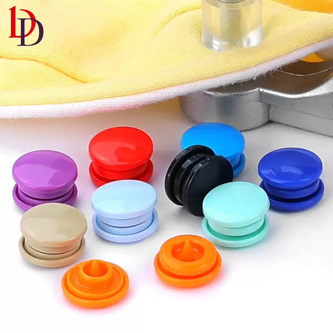 Pettorina di sicurezza con bottoni in plastica a più stile con pulsante a pressione personalizzato per cappelli