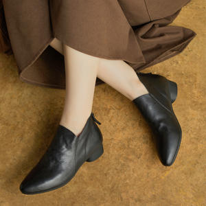 Bottines à bout pointu et talon carré pour femme, nouvelle collection automne-hiver, style rétro, montantes, talon plat, en cuir véritable, fermeture éclair arrière, bottes tendance - Product Image 4