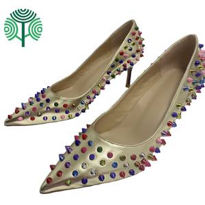 Zapatos de Tacón Bajo de 2 Pulgadas para Mujer, con Remaches, para Damas de Honor, Fiestas, Citas, Zapatos Sexys con Punta en Pico, Talla Grande, Personalización de Logotipo de Fábrica - Product Image 1