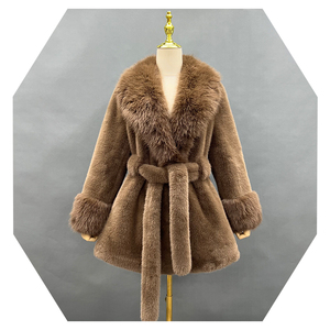 <span class=keywords><strong>Cappotto</strong></span> da Donna Janefur Personalizzato in Pelliccia di Visone Sintetica Marrone con Strisce Morbide, <span class=keywords><strong>Collo</strong></span> a V e Cintura - Product Image 1