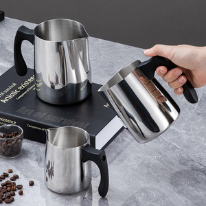 Pichet <span class=keywords><strong>à</strong></span> lait en acier inoxydable 201 avec poignée en plastique Pichet <span class=keywords><strong>à</strong></span> <span class=keywords><strong>café</strong></span> pour expresso Tasse <span class=keywords><strong>à</strong></span> mousser le lait Barista Pichet <span class=keywords><strong>à</strong></span> verser le lait - Product Image 1