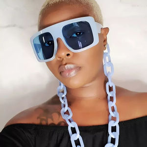 Compra al por Mayor <span class=keywords><strong>de</strong></span> <span class=keywords><strong>Gafas</strong></span> <span class=keywords><strong>de</strong></span> <span class=keywords><strong>Sol</strong></span> Cuadradas <span class=keywords><strong>de</strong></span> Moda para <span class=keywords><strong>Mujer</strong></span>, Negras y Rosas, con Protección UV400, Montura Completa y Cadena, Estilo Retro - Product Image 1