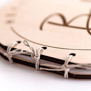 Livre d'or en bois « Hey Baby » neuf d'usine, idéal comme souvenir pour une fête prénatale, avec vœux sincères et conseils - Product Image 3