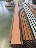 Panneau mural en PVC imperméable Panneau mural extérieur en bois durable Verrouillage des panneaux de terrasse en WPC Carreaux de sol