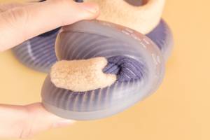 Scarpe invernali accoglienti per neonati - Scarpine lavorate a maglia con fodera in sherpa e suola morbida antiscivolo per un'esplorazione sicura all'interno - Product Image 3