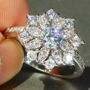 Anello con fiocco di neve per donna, elegante gioiello di lusso per l'indice - Product Image 1