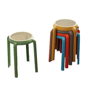 Tabourets colorés nordiques personnalisés à bas prix, chaises de restaurant en plastique à vendre - Product Image 1