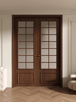 Porte en bois à charnières style médiéval avec placage bois et lignes décoratives, double porte en verre dépoli style mid-century