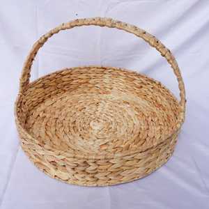 Panier en rotin Sela de style bohème, fabriqué à partir de jacinthe d'eau naturelle, parfait pour une décoration intérieure élégante et un rangement polyvalent - Product Image 1