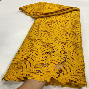Lo último en tela de encaje de cordón de guipur africano de alta calidad, patrón de hojas de flores bordadas suaves para vestidos de novia de boda - Product Image 3