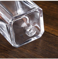 Flacon pulvérisateur de parfum carré en verre transparent de 100 ml avec pompe, rechargeable, diffuseur prêt à l'emploi, gravure couleur personnalisée et marquage à chaud