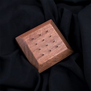 Espositore per Gioielli da Piercing in Legno di Noce 16G - Regalo Elegante per Feste di Fidanzamento e Matrimonio - Product Image 1