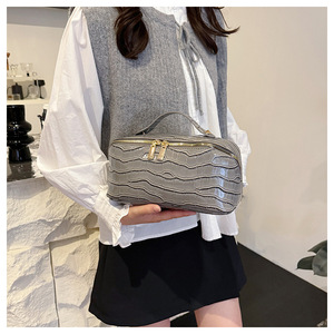 กระเป๋าเครื่องสำอางและอุปกรณ์อาบน้ำหนัง PU พรีเมียม ลายจระเข้ พร้อมหูหิ้ว สำหรับผู้หญิงเดินทาง - Product Image 6