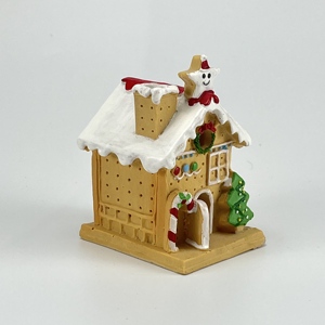 Adorno de Casita de Jengibre de Resina Hecho a Mano de Alta Calidad, Estilo Encantador para Decoración de Árbol de Navidad y Bolas - Product Image 1