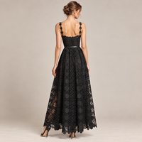 Robe longue noire en dentelle pour femme, col carré, sans manches, ceinturée, coupe trapèze, idéale pour mariage, invitées, soirée ou tenue décontractée