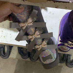 <span class=keywords><strong>Stivali</strong></span> da neve integrati in pelliccia di pecora a botte alta da <span class=keywords><strong>donna</strong></span> con fiocco di strass con diamanti Flash in <span class=keywords><strong>pelle</strong></span> imbottita e Slip-On di velluto per l'inverno - Product Image 2