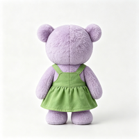 En gros Ours en peluche doux et câlin, adorable compagnon avec robe à bretelles vertes