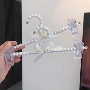 Vente en gros de vêtements en perles de luxe blanches pour bébé cintres pour pantalons avec pinces pour enfants cintres en plastique avec nœud en perles - Product Image 3